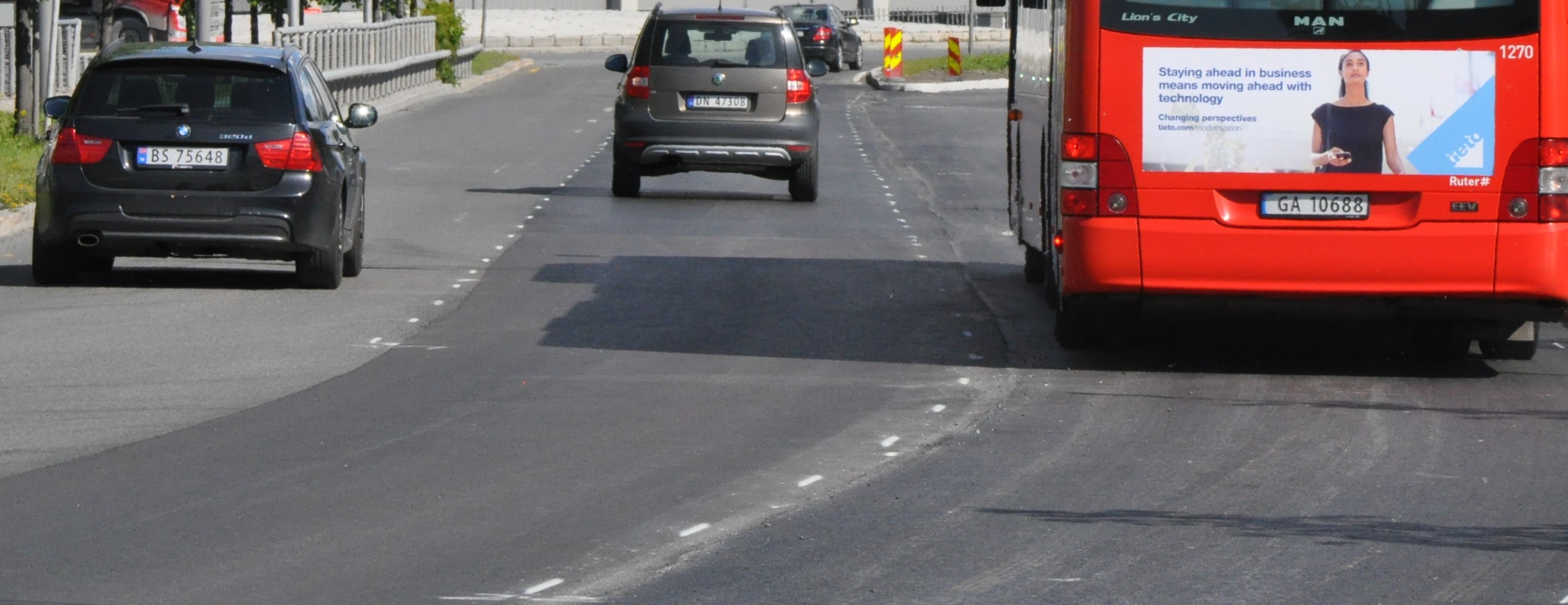 Biler og en buss