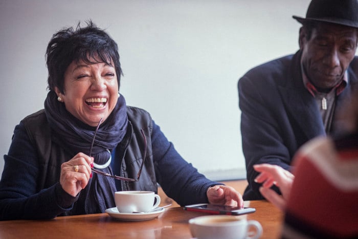 Bildet viser en kvinne på en kafe