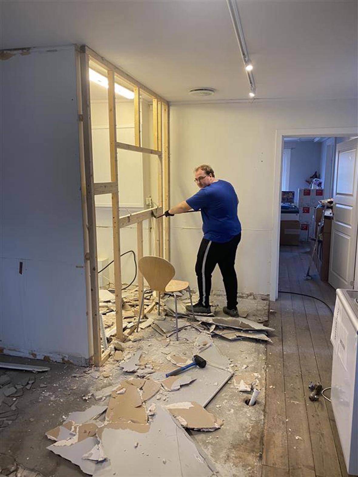 Arbeidet med riving er i gang