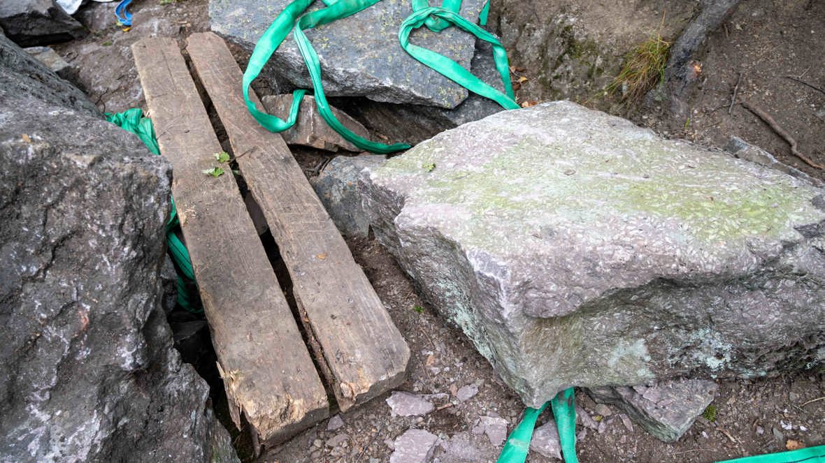 Rombeporfyr fra de øverste lagene på Kolsåstoppen. Bergarten ble dannet av størknet lava for rundt 300 millioner år siden
