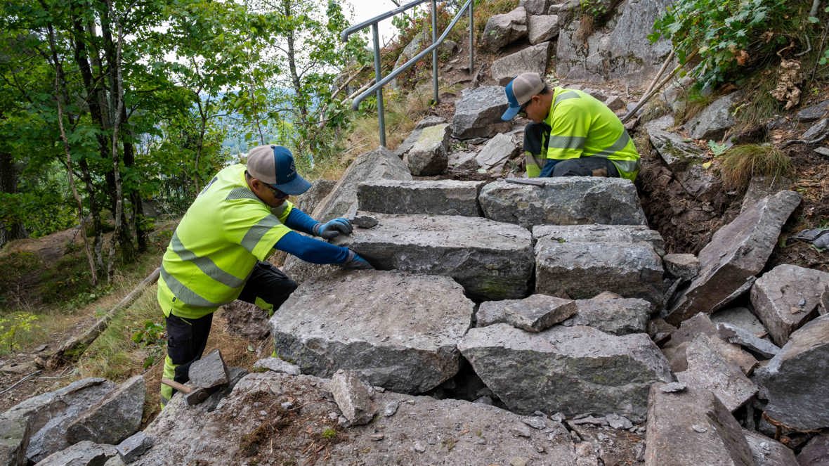 Stein for stein bygger sherpaene trappene av lokal basalt og rombeporfyr. Disse bergartene finnes i de øverste lagene på Kolsåstoppen, mens trappene lenger nede i stien er bygget av andre steintyper fra området. Kunnskap om steinenes egenskaper er avgjørende for å skape en trapp som varer.