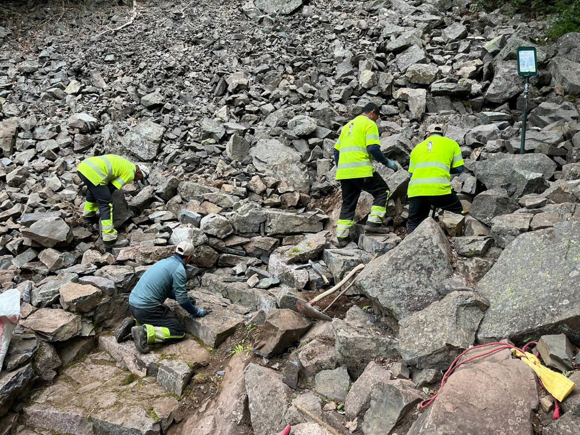 Sherpaene lager en trapp ut av steinen 