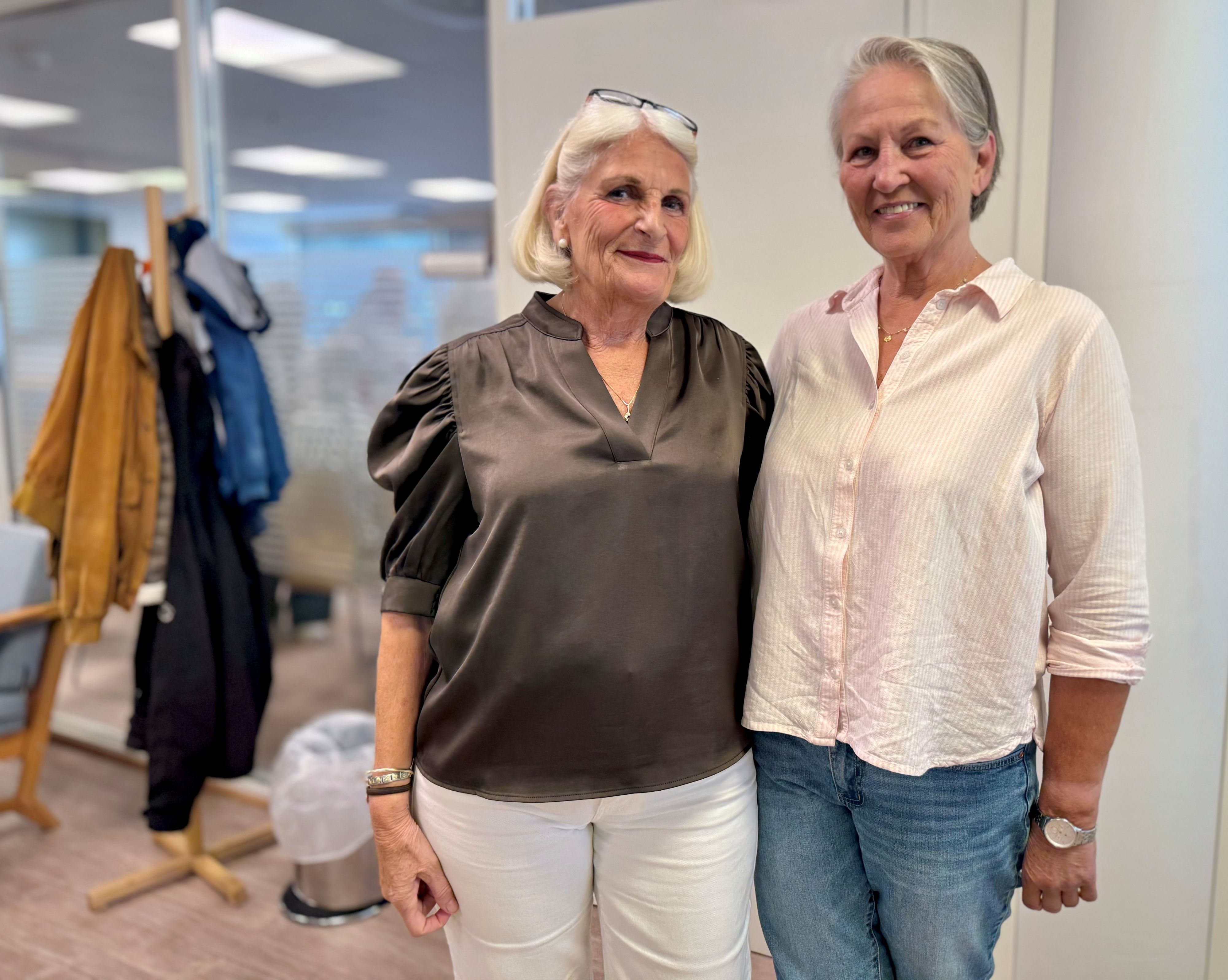 – Vi ser at det gir mye glede for koristene å være med her, sier Kristine Hennie (til høyre), som er frivillig og en av initiativtakerne til koret. Grethe Holm (til venstre) er også frivillig for Kor Trivelig.