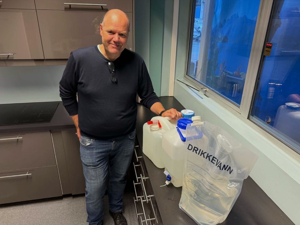 Tjenesteleder Hans Holtbakk Thoresen viser lagring av vann i ulike beholdere