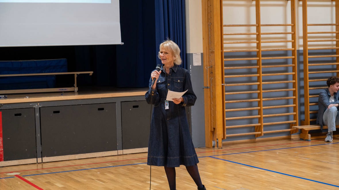 - Vi voksne skal være forbildene deres, men vi blir også påvirket av kjøpepress, sa Siv Herikstad, kommunalsjef for skole i Bærum under avslutningen på Østerås. Hun er imponert over elevenes innsats.