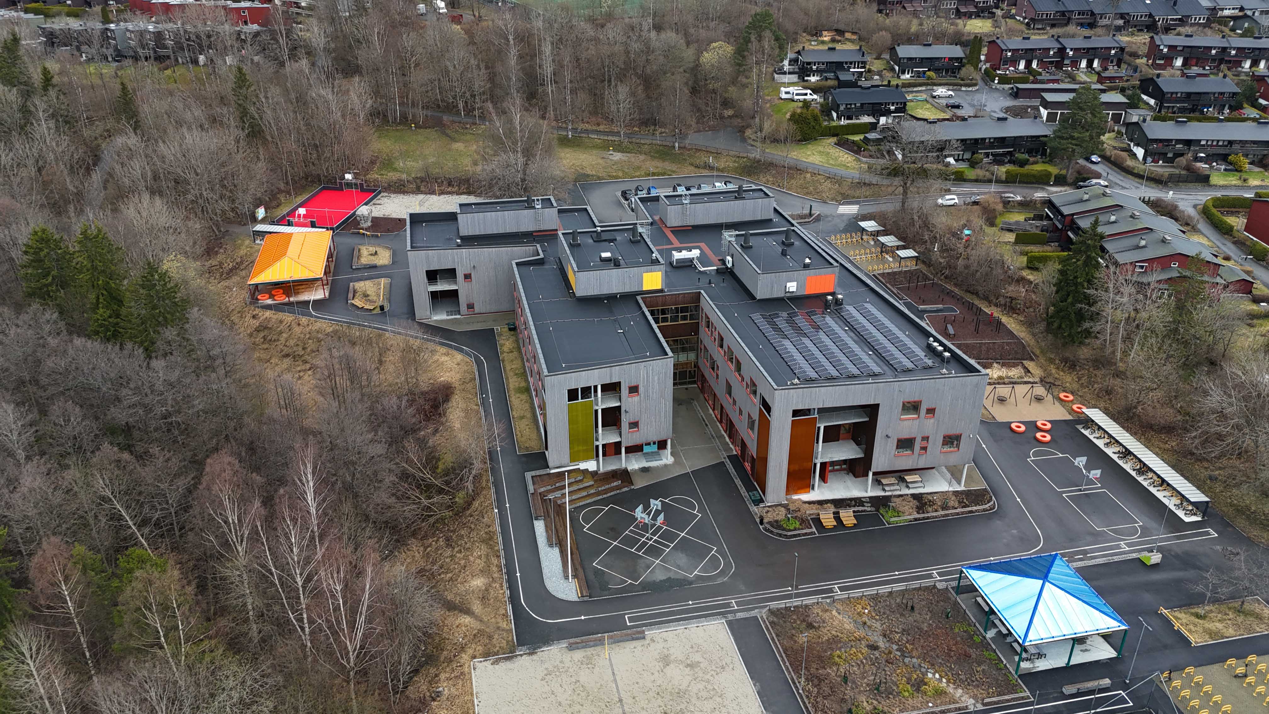Eineåsen ungdomsskole, ferdigstilt i 2024, er bygget som passivhus med energibrønner og solcelleanlegg. Nye skoler og barnehager bygges i dag for å bruke minst mulig energi.