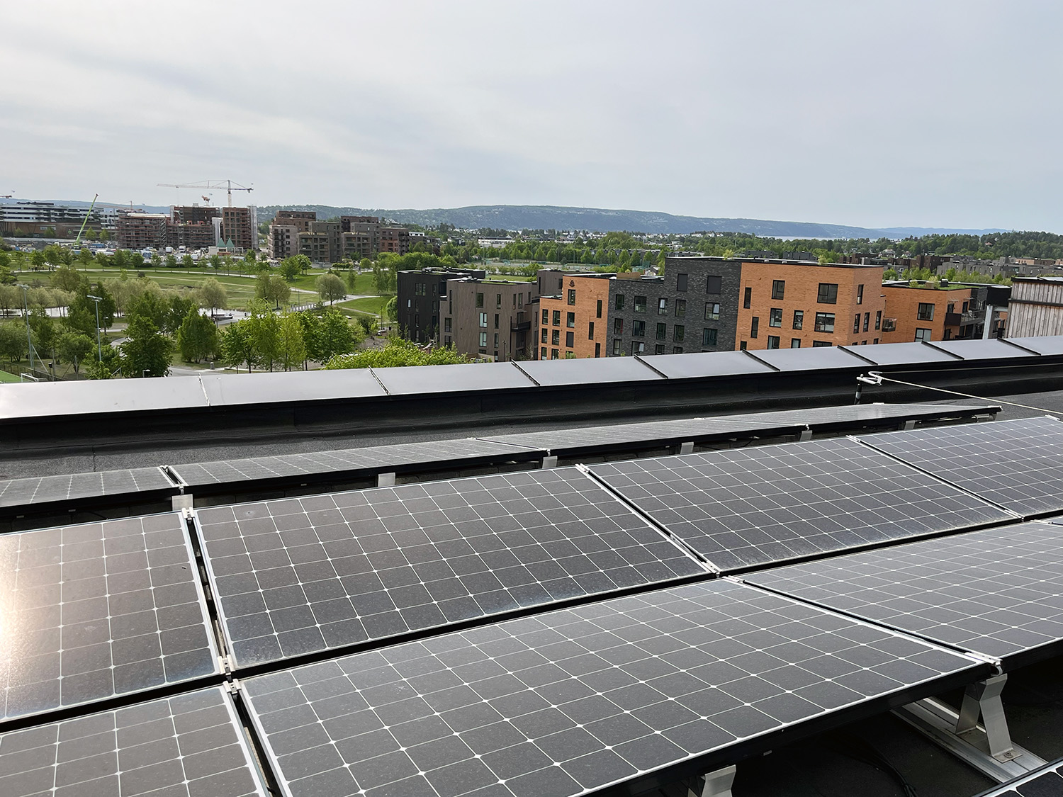 Treklang på Oksenøya er et kombinert skole-, barnehage-, kultur- og omsorgssenter bygget med høye klima- og miljøambisjoner. Solcelleanlegget på taket produserer lokal, fornybar energi og er en viktig del av byggets energiløsning.