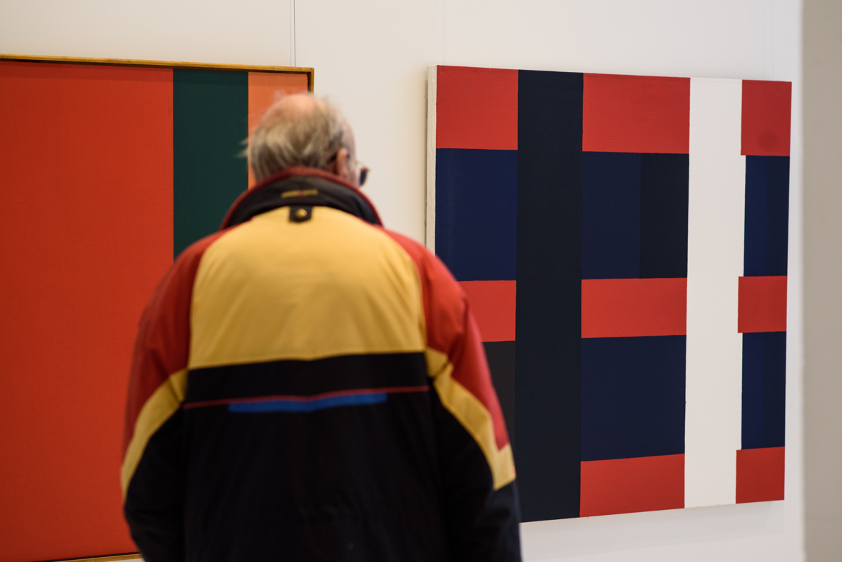 Mann ser på kunstverk i kommunegården