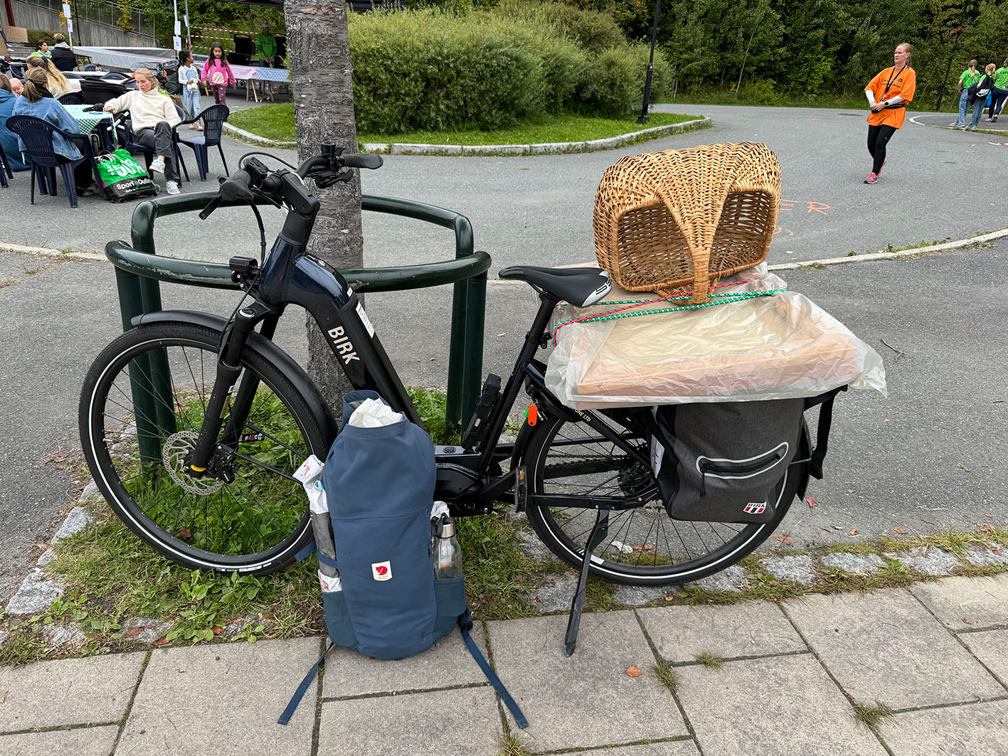 Med el-sykkel og sykkelvesker rakk vi innom tre loppemarkeder på en lørdag.