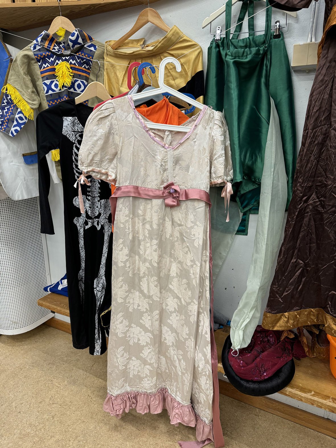Finn utkledningen til Halloween på loppis! Dette kostymet fra Bærum barneteater fant vi til 100 kr.