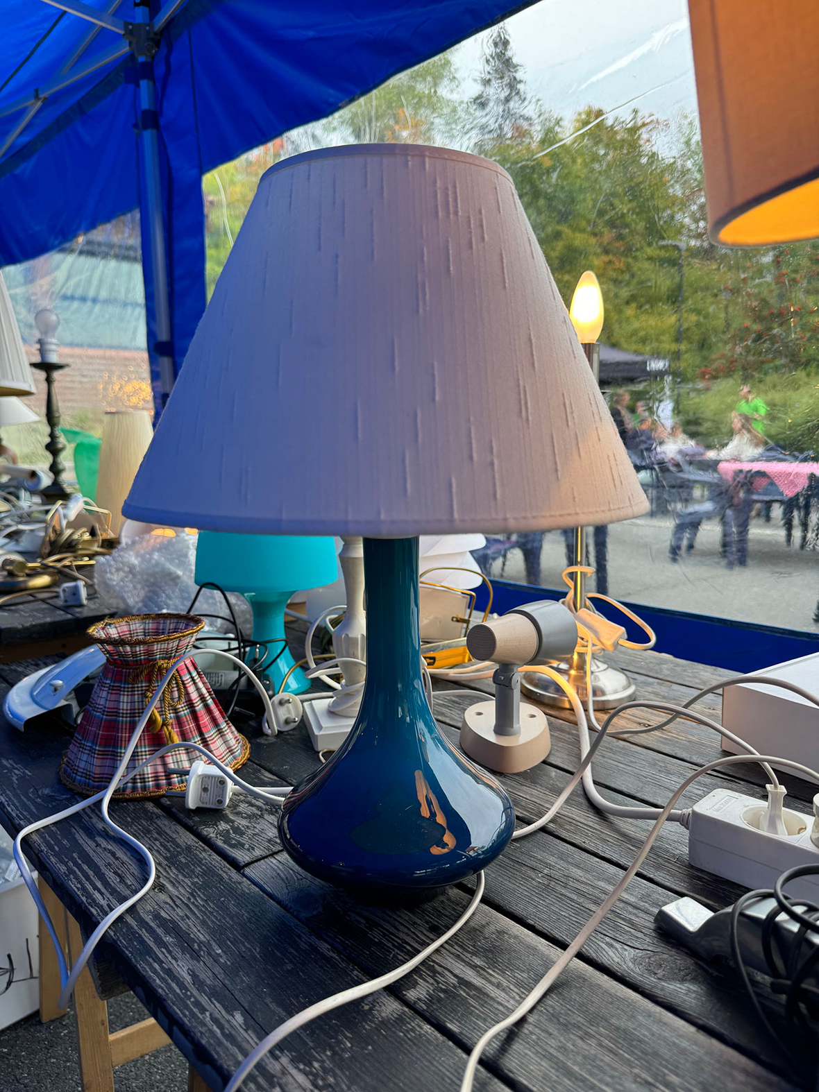 Det bugner av designskatter: En nydelig 60-talls bordlampe i turkist glass, mulig danske Holmegaard av Jacob E. Bang.