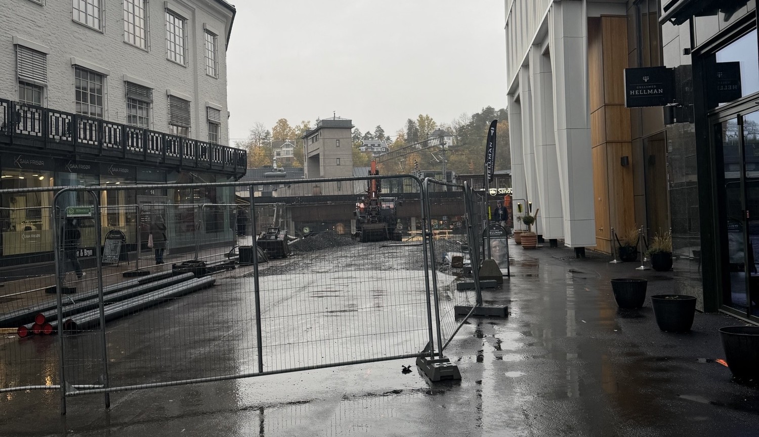 Bilde som viser byggegjerde ved Stasjonstorget