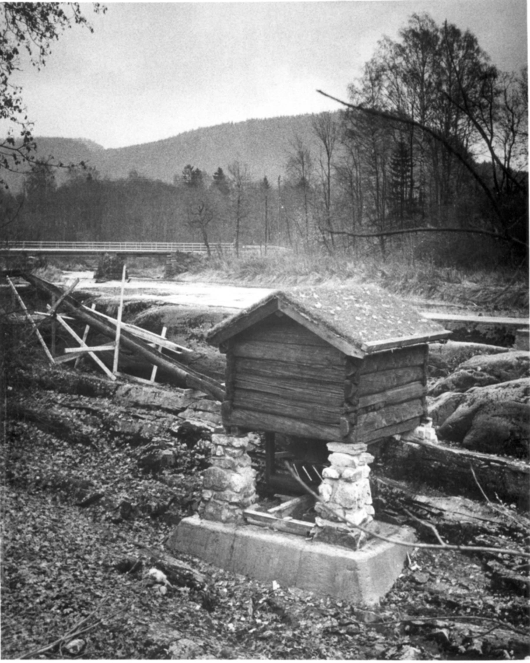 Kvernhuset ved Wøyen mølle sto tidligere ved Øverland. Bekkekvernen skal være bygget på slutten av 1700-tallet og er fra Valle i Setesdal. BB