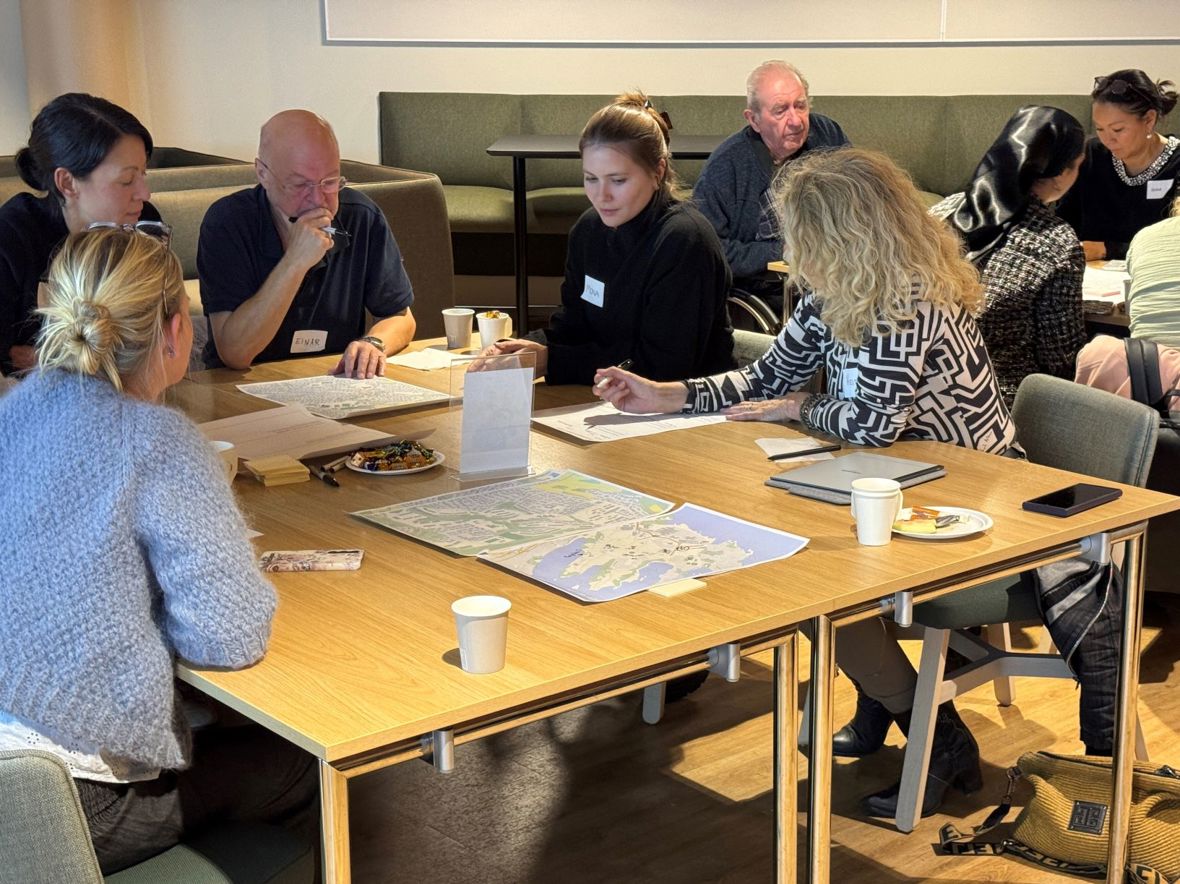 Panelister diskuterer. 