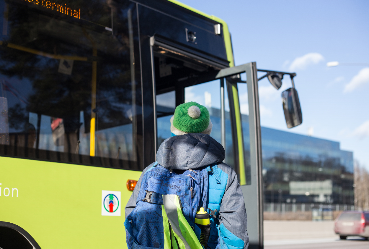 Bussholdeplass - kutt med lue