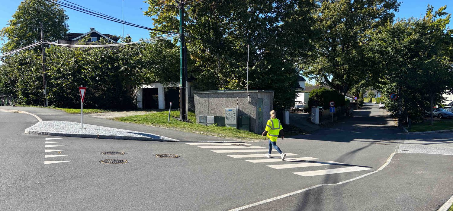 Gangfeltet i Bruksveien på Snarøya ble oppgradert i 2025. Krysningspunktet ble flyttet for å gi bedre sikt og en tryggere kryssing for gående.